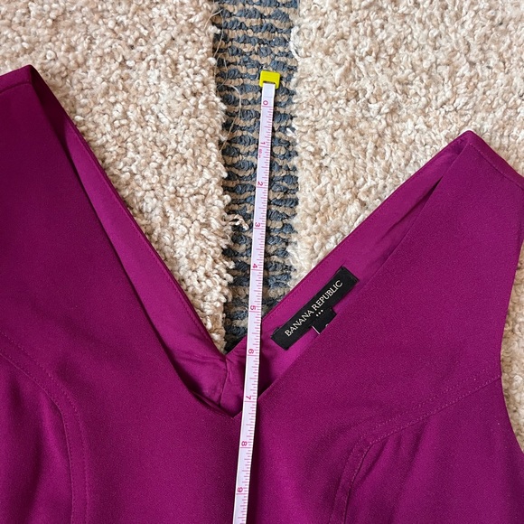 Banana republic fuchsia sleeveless v neck work top - Picture 2 of 8